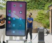 大神真敢想！用i9+6950 XT打造全球最大iPhone：手电筒比车灯还亮！