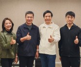 小米15和澎湃OS 2发布会第一次彩排：雷军金凡合影!