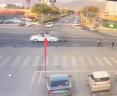 男子被撞飞空中翻滚后落地：立马起身追车看呆路人！