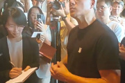 4万亿美元CEO用啥手机 黄仁勋晒机：纯正的安卓系统 非常简洁干净！