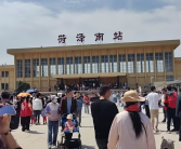 抖音粉丝超255万！山东网红郭有才摊位前直播手机排成墙！