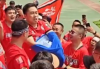 南京球迷被主队包围 秒换淮安红袍！