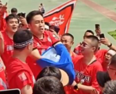 南京球迷被主队包围 秒换淮安红袍！
