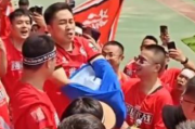南京球迷被主队包围 秒换淮安红袍！