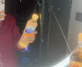 酒店瓶装水被扎小孔 客服：可能阿姨忘换了！