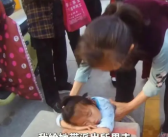 3岁娃走丢街上睡觉 暖心多人守护！