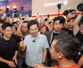 雷军如约现身乐道展台！艾铁成亲自介绍L60！