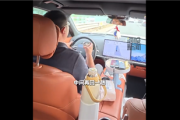 38岁天津北漂男子下班后住车里近3年 比住酒店舒服：座驾大亮！