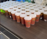 章泽天现身深圳请工友喝冰饮 点了300多杯 工友直竖大拇指点赞！