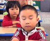 班主任视角里的学生小动作引发热议：学生昏昏欲睡 眼睛快睁不开了！