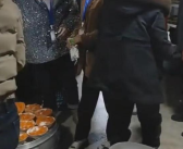 农村办席被工作人员往食物中撒盐 当地回应来了！