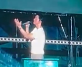 李健演唱会遇暴雨全程不打伞 现场2.2万余名观众却热情不减！