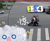 7人结伴出游挤上2辆电动自行车 车篮里都坐了人!