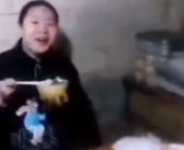 女孩旅游失联找到时在村民家干饭 一脸淡定！
